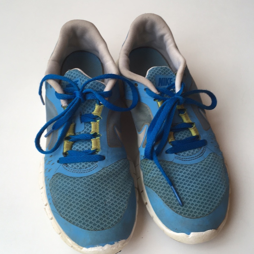 Nike sneakers sz 5.5 Y good condition